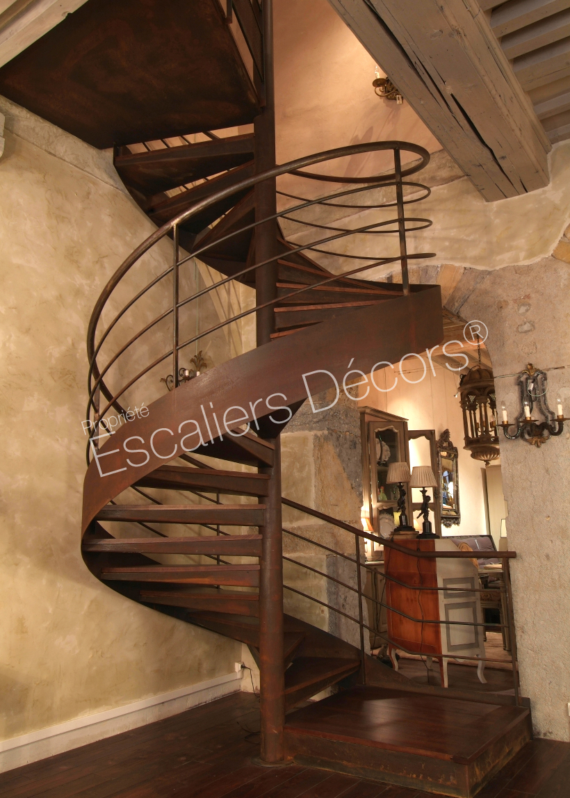 Photo DH41 - SPIR'DÉCO® Caisson. Escalier hélicoïdal d'intérieur métal et bois installé dans une boutique de décoration de caractère.